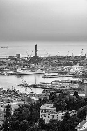 genova | porto | immagini | foto | panorama | panoramica | alto | lanterna | bianco nero | BN | 