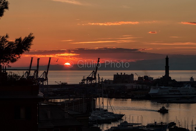 lanterna di genova | immagini di genova | genova porto | immagini tramonto | porto di genova |