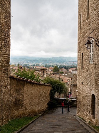 gubbio | umbria | italia | panorama | centro | don matteo | case | tetti | 