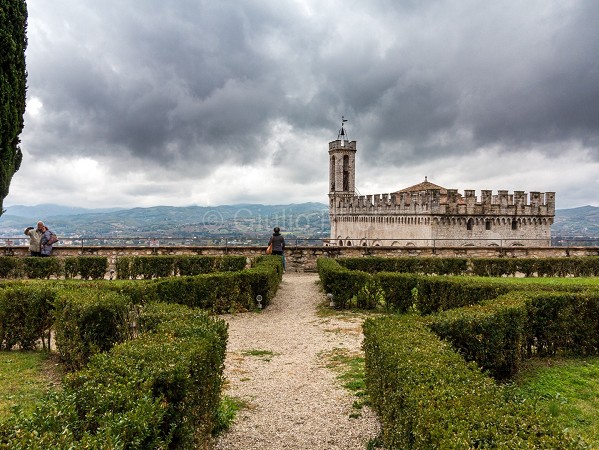 gubbio | umbria | italia | panorama | centro | don matteo | case | tetti | 